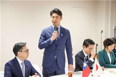 El diputado japonés Nakasone Yasutaka (de pie) durante la reunión entre juventudes del KMT y el LDP de Japón (Foto: Rti)