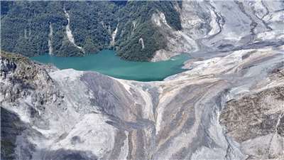 Represa natural del río Matai'an que se formó este verano tras el paso del tifón Wipha (Foto: captura de vídeo)