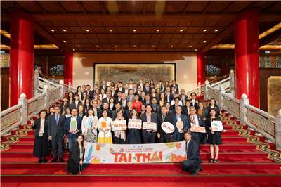 Foto grupal en la escalera principal del Gran Hotel de Taipéi del encuentro entre representantes de la industria turística de Taiwán y Tailandia. (Foto: Rti)