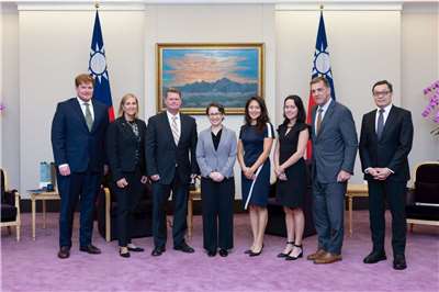 Hsiao Bi-khim (centro) con la delegación del Instituto de Estudios de Seguridad del Indo-Pacífico (Foto: Oficina Presidencial)