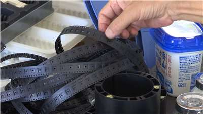 Las cintas transportadoras son utilizadas para proteger los chips electrónicos (Foto: captura de vídeo)