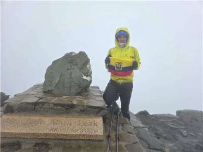 Santiago quintero en la cumbre de Yushan. (Foto: gentileza Santiago Quintero)