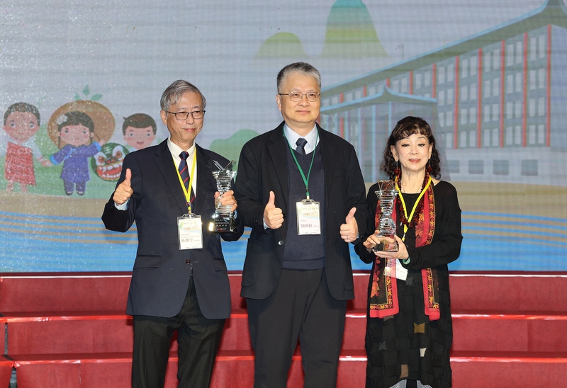 El viceministro de Educación, Liu Kuo-wei (劉國偉, centro), posa junto a los dos ganadores del premio a la trayectoria de vida en contribución a la educación social: Lin Chun-chuan (林俊全, izqda.) y Lai Hsiu-fong (賴秀峰, dcha.). (Foto: CNA)