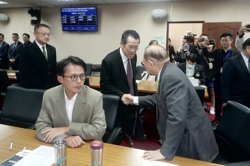 Wellington Koo, ministro de Defensa, entra en el Yuan Legislativo para una sesión secreta (Foto: CNA)