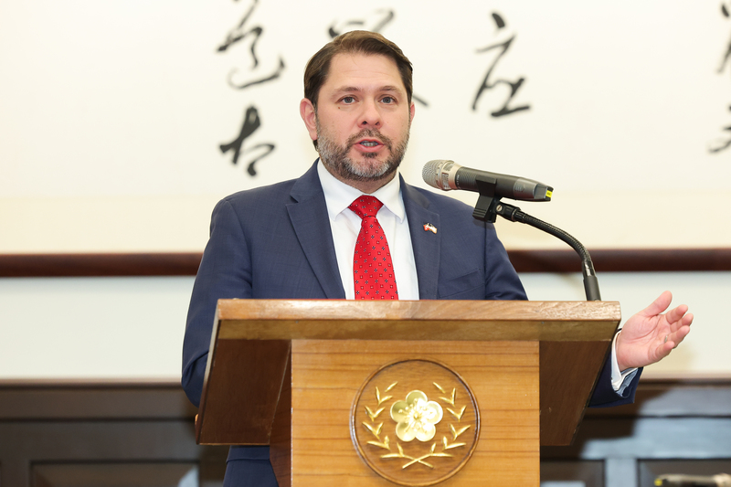 El senador por Arizona Rubén Gallego durante su visita a Taiwán (Foto: CNA)