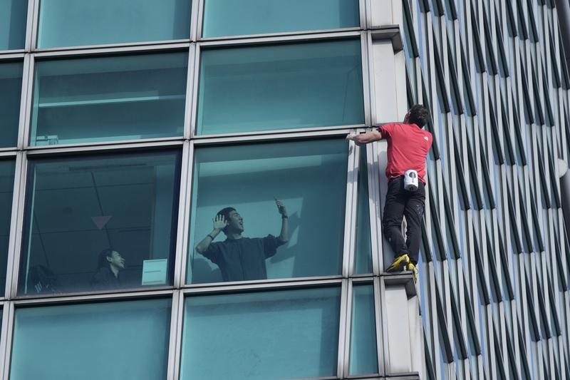 Alex Honnold en plena escalada libre del rascacielos Taipei 101 (Foto: CNA)