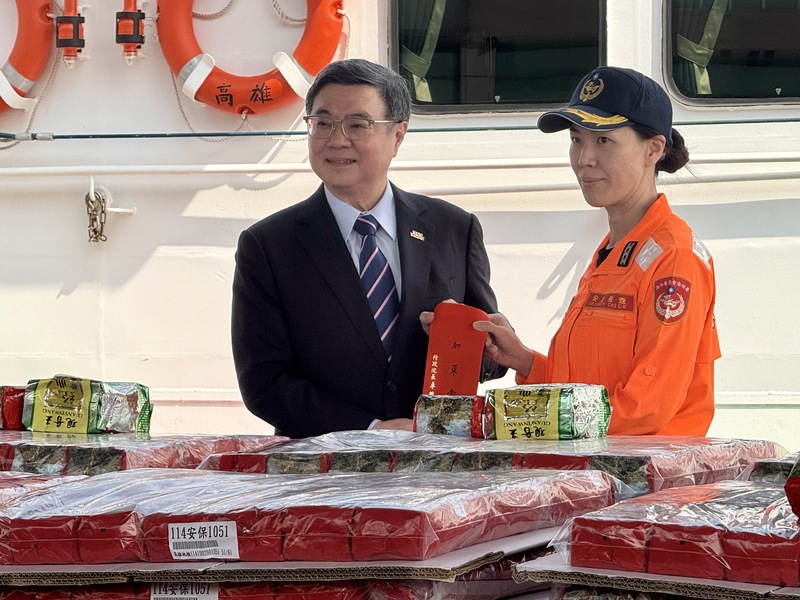 El primer ministro Cho Jung-tai muestra las drogas requisadas por la Guardia Costera con la colaboración de la DEA (Foto: CNA)