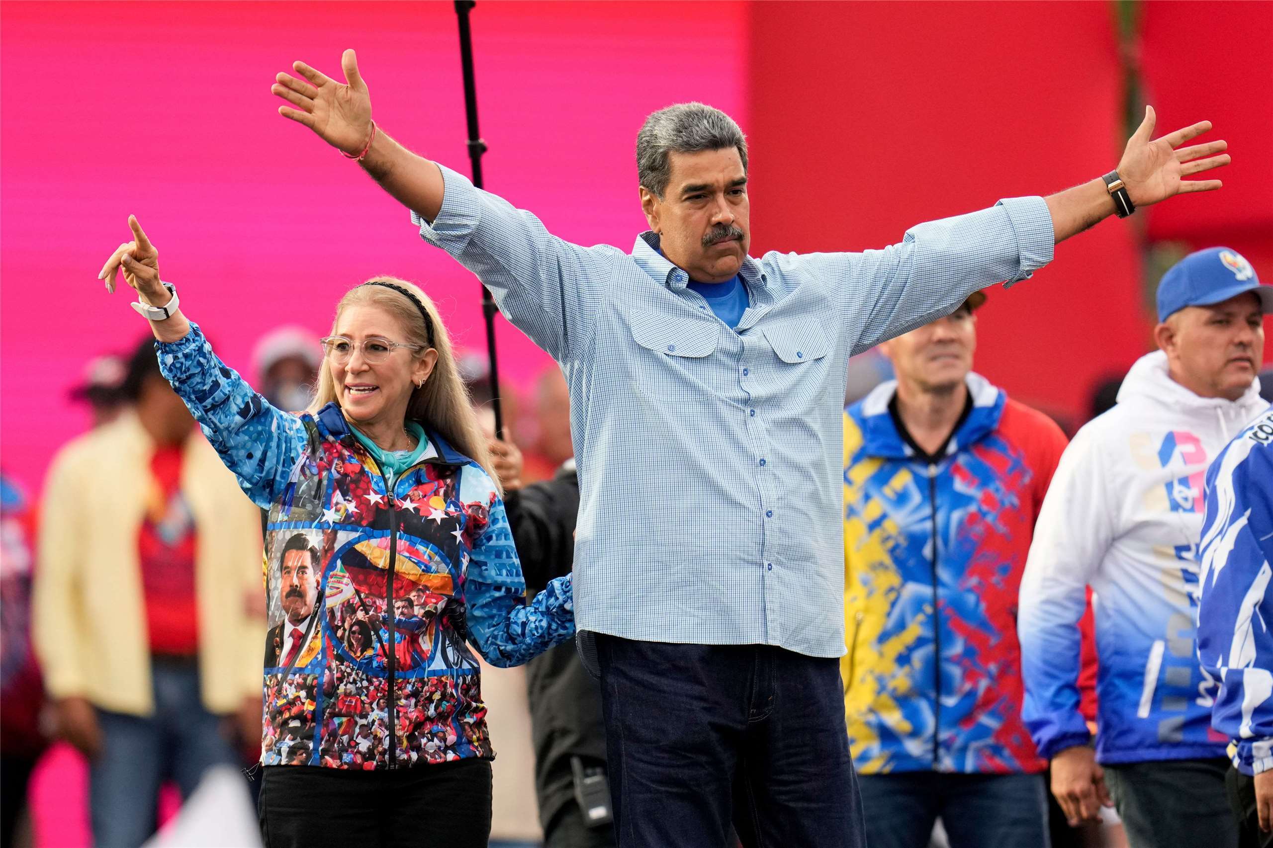 El presidente de Venezuela, Nicolás Maduro, saluda a sus seguidores junto a la primera dama, Cilia Flores, durante el último mitin de su campaña electoral el 25 de julio de 2024, celebrado en la capital, Caracas. Foto de archivo (AP)