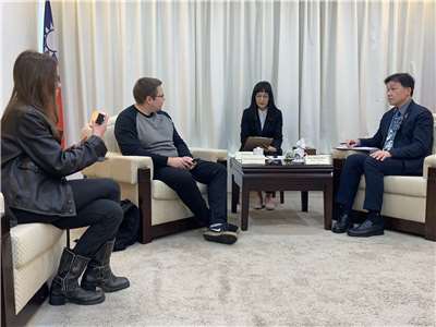 El subdirector del Consejo para los Asuntos de China continental (MAC), Shen Yu-chung (沈有忠, primero desde la dcha.) es entrevistado por dos periodistas de nacionalidad ucraniana de Radio Polaca. (Foto: Rti)