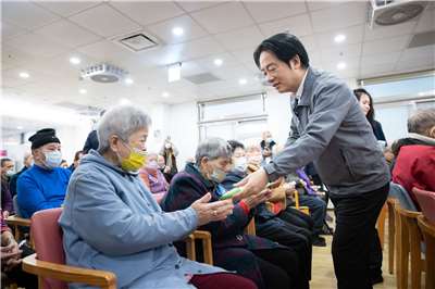 Lai Ching-te visitando un centro de atención de larga duración en Yilan (Foto: Oficina Presidencial)