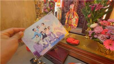 Fotos de ídolos para el dios del amor de Tainan con las que los fieles y fans del K-Pop buscan el favor del dios para que les consiga entradas para conciertos (Foto: captura de vídeo)