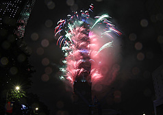 Gran espectáculo de fuegos y luces en el Taipei 101 para dar la bienvenida al 2026, seguido de conciertos, entre ellos el esperado de KARA (Foto: CNA)