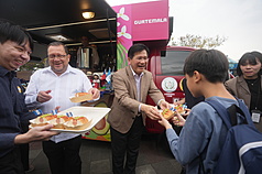 El ministro de Exteriores Lin Chia-lung y el embajador guatemalteco Luis Raúl Estévez López reparten comida del camión gastronómico de Belice y Guatemala (Foto: CNA)