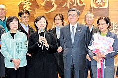 Cheng Li-chun, vice primera ministra, recibida en el aeropuerto por el gabinete (Foto: CNA)