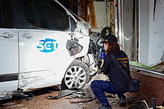 Vehículo del canal de televisión Sanlih estrellado contra una sucursal del banco Chang Hwa en la avenida Nanjing Este de Taipéi (Foto: CNA)