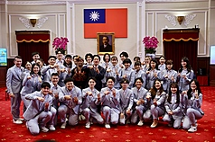 Lai Ching-te posa con los miembros del Programa de Intercambio de Embajadores Juveniles Internacionales (Foto: CNA)