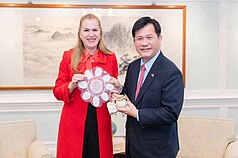 La ministra de Salud de Paraguay, María Teresa Barán, recibida por el ministro de Exteriores Lin Chia-lung (Foto: CNA)
