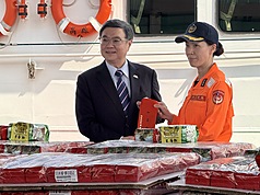 El primer ministro Cho Jung-tai muestra las drogas requisadas por la Guardia Costera con la colaboración de la DEA (Foto: CNA)