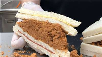 Sandwich con ración XXL de carne deshilachada (Foto: captura de vídeo)