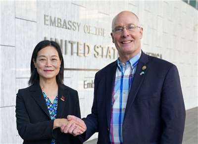 Vivia Chang, embajadora de la República de China en Guatemala con el congresistas John Moolenaar (Foto: FB/Embajada.EEUU.Guatemala)