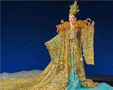 Vestuario lucido por Yang Li-hua (楊麗花) en la puesta en escena del año 2012 «Xue Dingshan y Fan Lihua», llevada a cabo en el Taipéi Arena. (Foto: NCFTA)