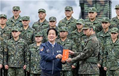 Lai Ching-te visita la base militar de Hualien (Foto: Oficina Presidencial)