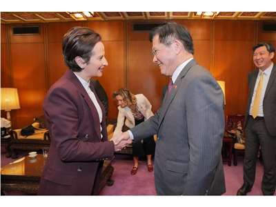 Lin Chia-lung saluda a Melissa Lantsman, líder de la delegación del parlamento canadiense (Foto: Facebook de Lin Chia-lung)