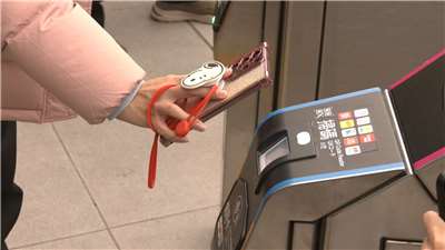 Pago en el transporte público con código QR de los teléfonos (Foto: captura de vídeo)