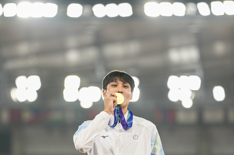 Con una marca de 2,25 metros, el taiwanés Fu Chao-hsuan (傅兆玄) ganó la medalla de oro en la prueba de salto de altura masculino de los Juegos Asiáticos Aichi-Nagoya. (Foto: CNA)