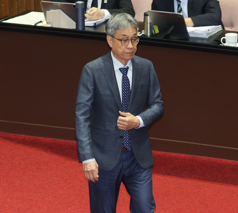 Chen Junne-jih, ministro de Agricultura, durante su comparecencia en el Yuan Legislativo (Foto: CNA)