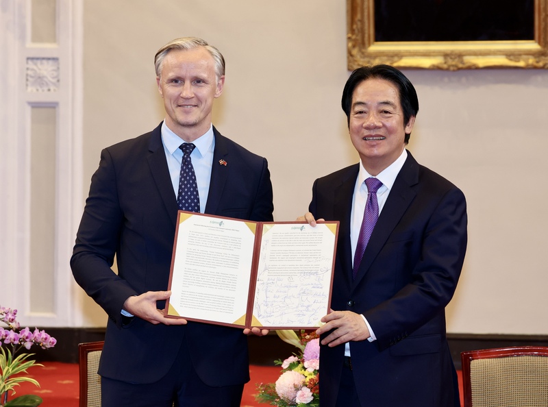 Lai Ching-te junto al presidente en funciones del Club Formosa, Richard Kols (Foto: CNA)