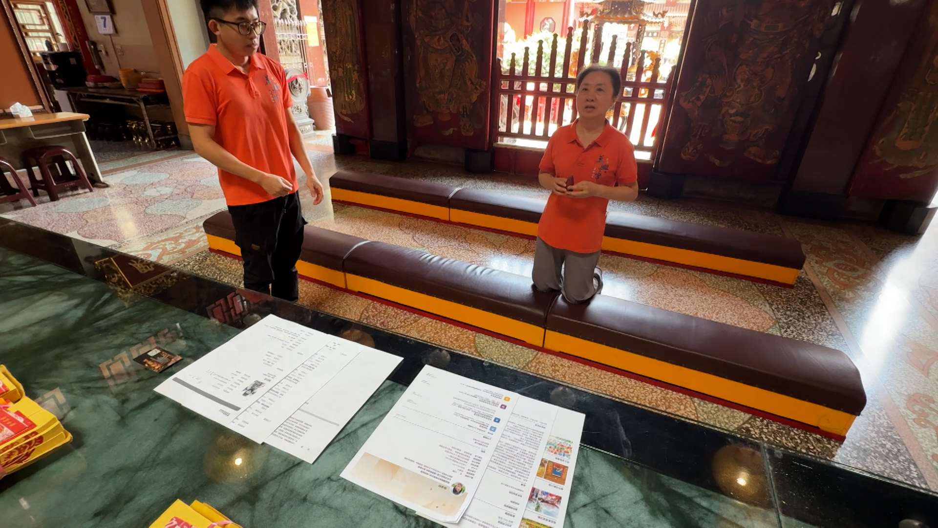 Trabajo administrativo en un templo (Foto: captura de vídeo)