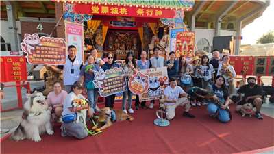 Mascotas y sus dueños en el templo Chenghuang de Chiayi (Foto: captura de vídeo)