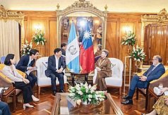 Lin Chia-lung recibe a delegación empresarial de Guatemala (Foto: CNA)