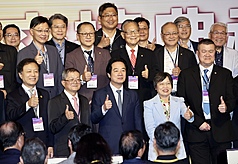 Lai Ching-te con representantes de la Asociación Nacional de Arquitectos de la República de China (Foto: CNA)