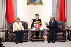 Han Kuo-yu charla con Judy Sgro, líder de la delegación del parlamento canadiense (Foto: CNA)
