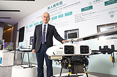 Chang Pei-zen, director del ITRI, junto a un modelo de dron (Foto: CNA)