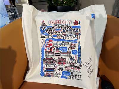 Bolso de lona pintado a mano, diseñado por Julia Gash, bajo el concepto de "Paseando por Taipéi". (Foto: Rti)