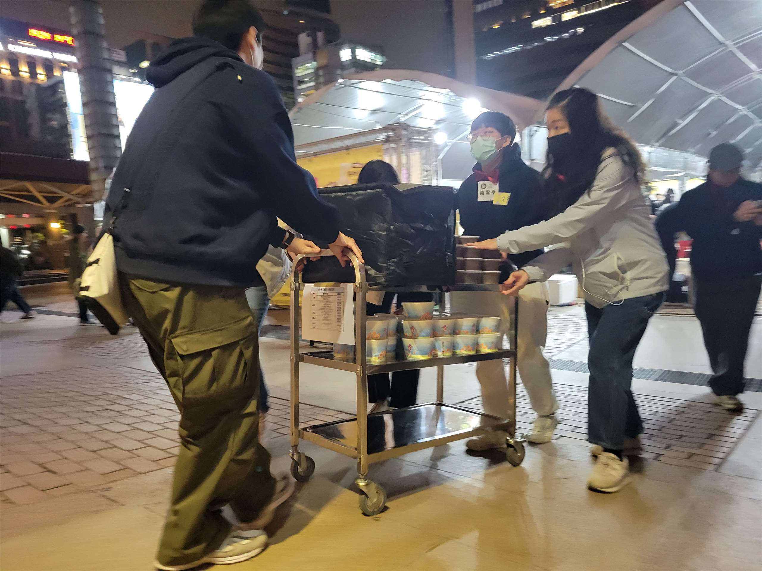 El banquete de fin de año llega para las personas sin hogar. (Foto: Rti)