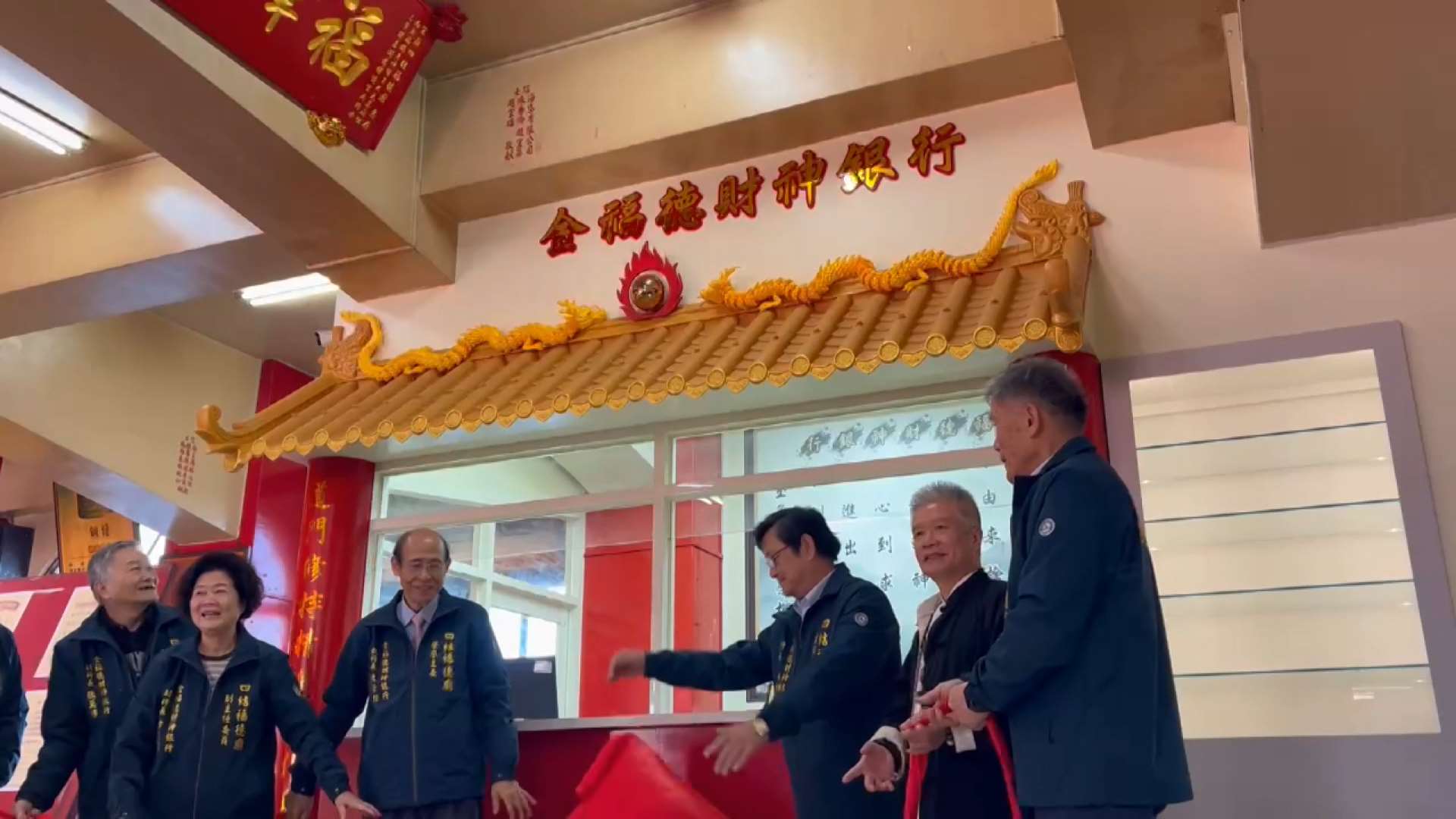 Un templo de Yilan reparte fortuna bajo una estatua de oro macizo.