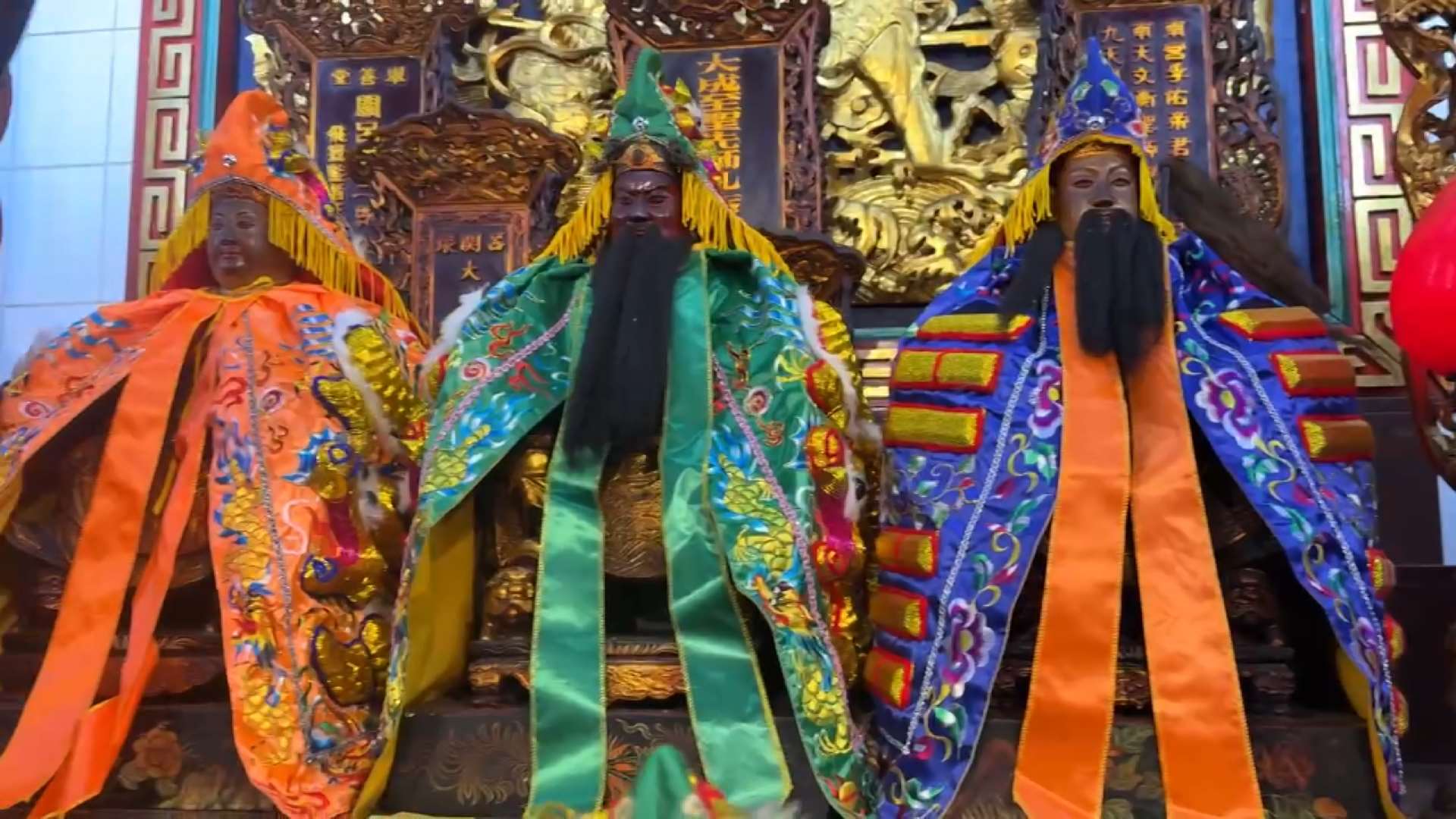 Vestidos nuevos para los dioses antes de la llegada del nuevo año (Foto: captura de vídeo)