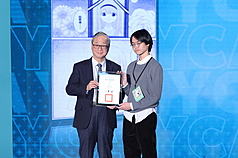 El ministro de Cultura Li Yuan (李遠, izqda.) junto al ganador en la categoría individual del primer Premio Juvenil de Cómics, Chiang Yi-cheng (江翊丞, dcha.). (Foto: CNA)