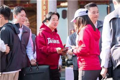 El presidente Lai Ching-te en su visita al templo Ching Ming Pao en Pingtung. (Foto: Oficina Presidencial)