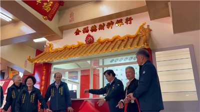 Un templo de Yilan reparte fortuna bajo una estatua de oro macizo.