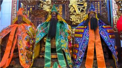 Vestidos nuevos para los dioses antes de la llegada del nuevo año (Foto: captura de vídeo)