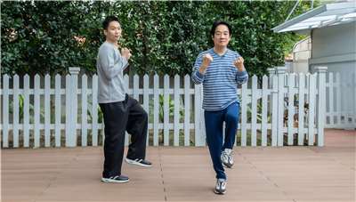 El presidente Lai Ching-te (賴清德, dcha.) y el ministro de Deportes Li Yang (李洋, izqda.) realizan una sesión de ejercicios para promover la práctica regular de actividad física. (Foto: Oficina Presidencial)