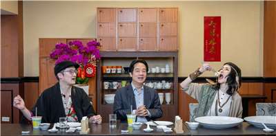La reconocida “comilona” japonesa Angela Sato (derecha) y el youtuber japonés Iku (izquierda) visitan al presidente Lai Ching-te (centro) (Foto: Oficina presidencial) 
