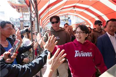 La vicepresidenta Hsiao Bi-khim con una sudadera con la palabra "Taiwán" (Foto: Oficina Presidencial)