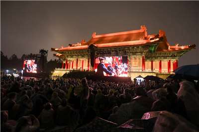 Transmisión en directo, en la explanada situada entre el Teatro Nacional y la Sala Nacional de Conciertos, del concierto ofrecido en esta última por la Orquesta Filarmónica de Berlín en noviembre del año pasado. (Foto: MNA)