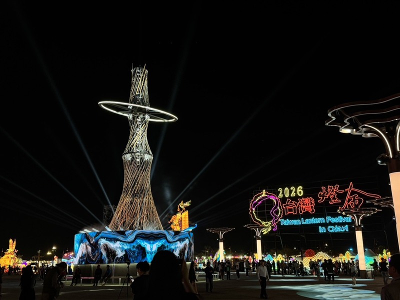 El farol principal, «Guangmu (光沐) – El Alishan del mundo», rinde homenaje a Alishan como símbolo internacional de Taiwán (Foto: CNA)